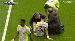 世界杯比赛直播下载-奥赖利疑似大腿内侧受伤，队医入场进行治疗